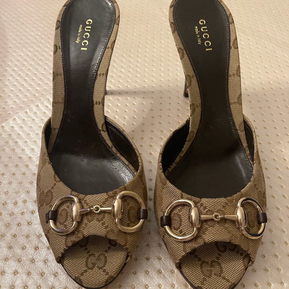 Gucci sandal with heel